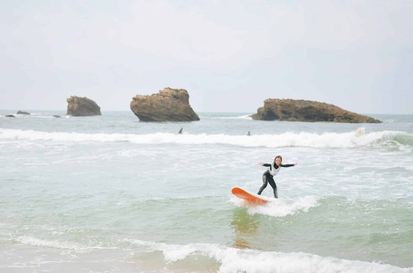 Quels sont les critères pour choisir une location de vacances en bord de mer avec des cours de surf en Bretagne?